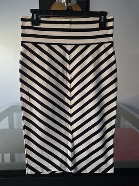 bebe Black and White Chevron-Stripe High Waist Midi Pencil Skirt, Medium